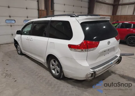 2012 Toyota Sienna Le V6 8 Passenger z USA, uszkodzony, nr VIN 5TDKK3DC3CS182688